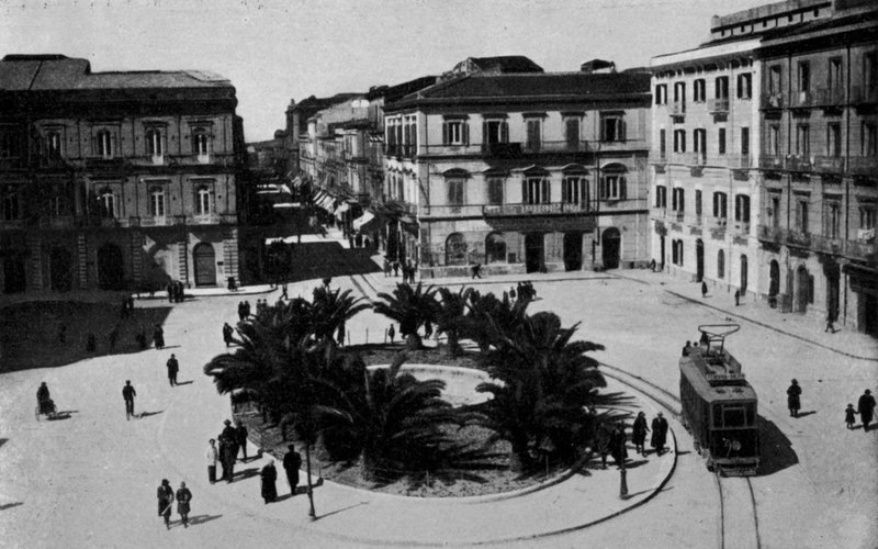 Taranto, Piazza Giordano Bruno (s/h foto) af Italian Photographer
