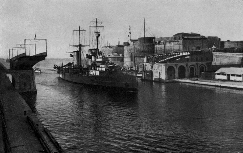 Taranto, Ponte Girevole, Passage af R-skibene (s/h-billede) af Italian Photographer