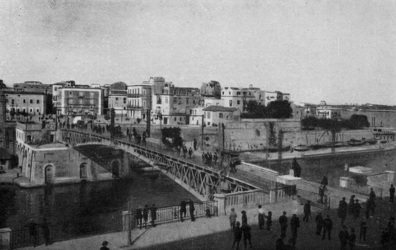 Taranto, lukket svingbro og gamle bydel (s/h foto) af Italian Photographer
