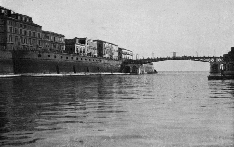 Taranto, Lukket svingbro (s/h foto) af Italian Photographer