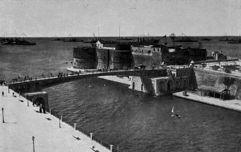 Taranto, lukket svingbro, flådestyrker samlet med gran pavese i mar grande (s/h foto) af Italian Photographer