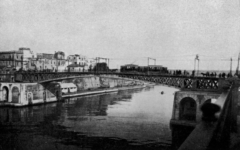 Taranto, lukket svingbro og gamle bydel (s/h foto) af Italian Photographer