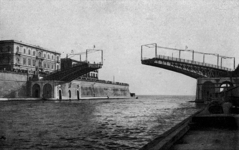 Taranto, halvåben svingbro (s/h foto) af Italian Photographer