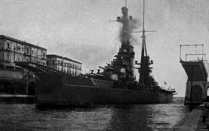Taranto, R Nave Duilio gennem Navigationskanalen (s/h foto) af Italian Photographer