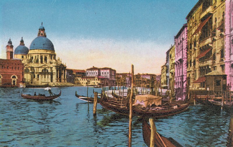 Venedig: Canal Grande med Salute-kirken og Markusfærgen (foto i farver) af Italian Photographer