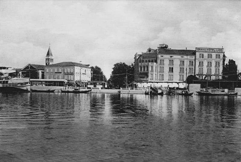 Venedig, Lido, Imbarcadero og Grand Hotel Lido (s/h-billede) af Italian Photographer