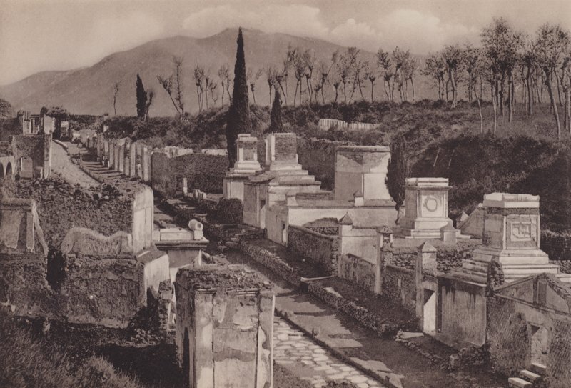 Via Delle Tombe, Street of the Tombs (s/h foto) af Italian Photographer
