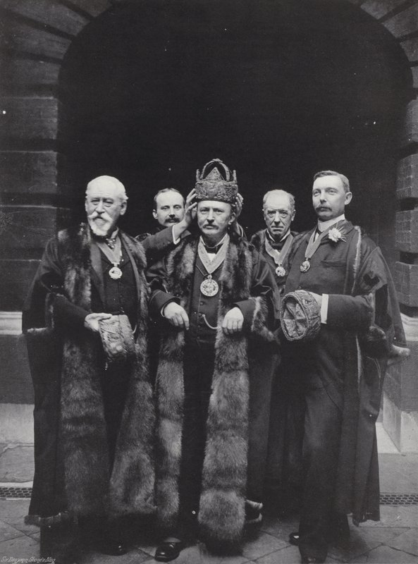 Valgdag i Girdlers Hall, der kroner Mesteren af J. Benjamin Stone