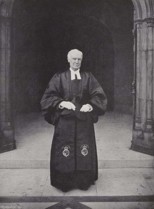 Kapellanen i Underhuset, ærkediakon Wilberforce (s/h foto) af J. Benjamin Stone