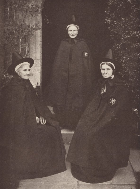 Almisserne på Castle Acre i deres interessante kostumer (s/h-foto) af J. Benjamin Stone