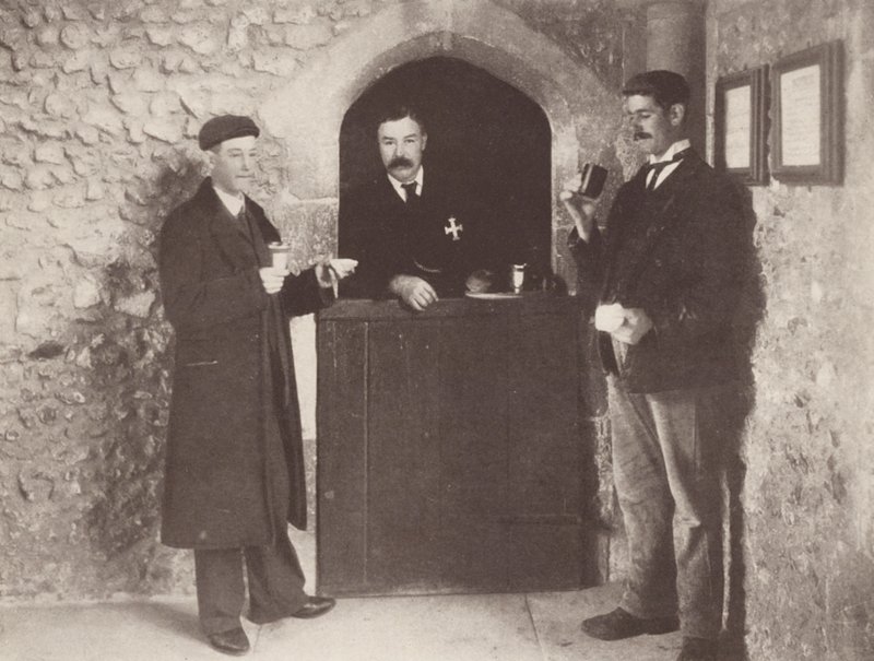 Arbejdsløshedsunderstøttelse på Hospital of St Cross, Winchester (s/h-foto) af J. Benjamin Stone