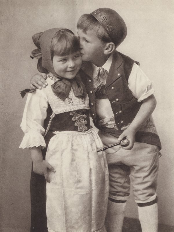 Schweiz: Appenzell, børn i nationaldragt (s/h foto) af Jean Gaberell