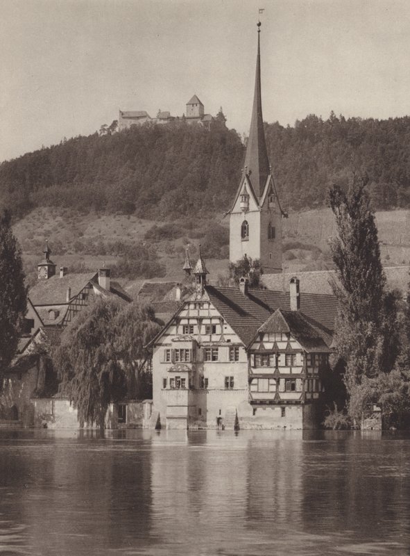Schweiz: Stein ved Rhinen, klosteret med udsigt mod slottet Hohenklingen (s/h-foto) af Jean Gaberell