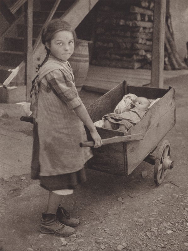 Schweiz: The Simple Life, en primitiv barnevogn (s/h-billede) af Jean Gaberell