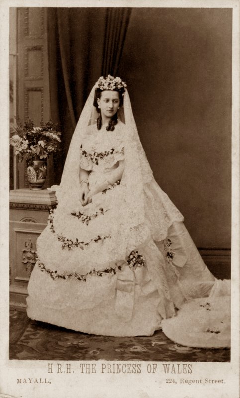 Prinsesse Alexandra af Danmark i sin brudekjole til sit ægteskab med prinsen af Wales, den kommende kong Edward VII af John Jabez Edwin Paisley (after) Mayall