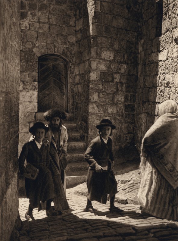 Jerusalem, jøder på vej til synagoge (s/h foto) af Karl Grober