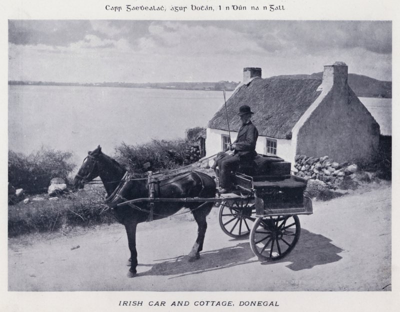 Irish Car and Cottage, Donegal (s/h-billede) af Karl Karlovich Piratsky