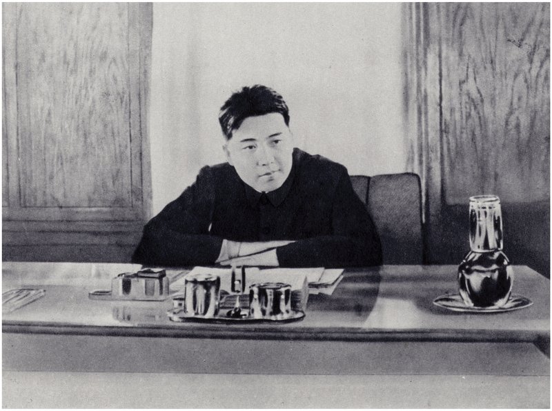 Kammerat Kim Il-sung på sit kontor i Folkerådet i Nordkorea (litho) af Korean Photographer