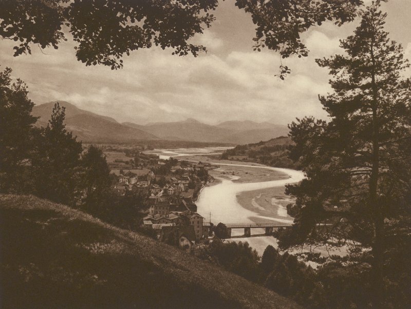 Bad Tölz og Isar-dalen, udsigt fra Golgata; Bad Tölz og Isar-dalen, udsigt fra Kalvarienberg (s/h foto) af Kurt Hielscher