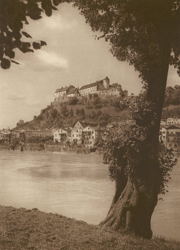 Burghausen ved Salzach; Burghausen ved Salzach (s/h foto) af Kurt Hielscher
