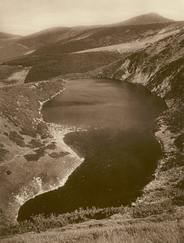 Den store dam og Sněžka (Kæmpebjergene); Den Store Dam og Schneekoppe (Kæmpebjergene) (s/h foto) af Kurt Hielscher