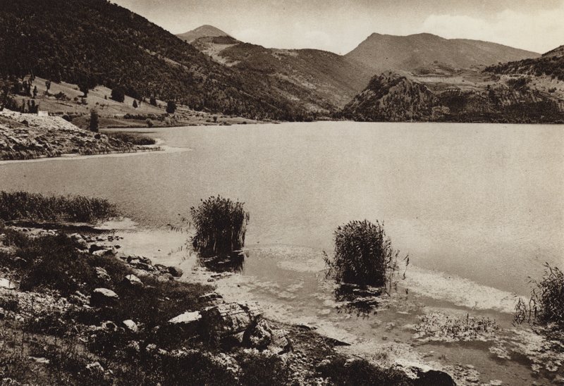 Italien: Lake of Scanno, Abruzzi (s/h foto) af Kurt Hielscher