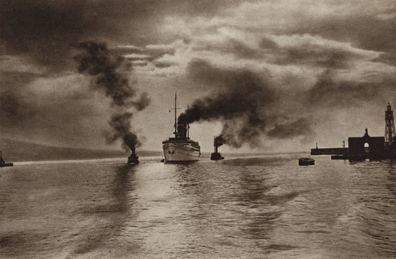 Italien: Napoli, Adgang til havnen (s/h foto) af Kurt Hielscher