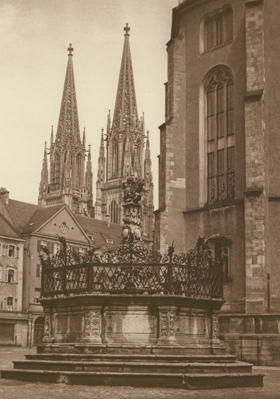 Regensburg, springvand fra 1721 på Neupfarrplatz og katedraltårne; Regensburg, The Fountain (1721) på "Neupfarr Platz" og katedralen (s/h foto) af Kurt Hielscher