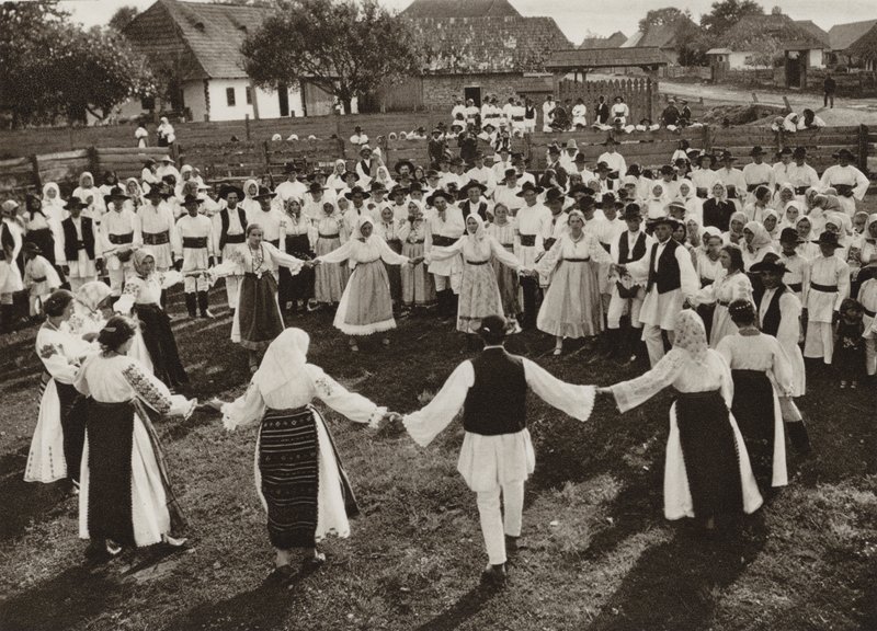Rumænien: Rusu Bargaului, Hora (s/h foto) af Kurt Hielscher