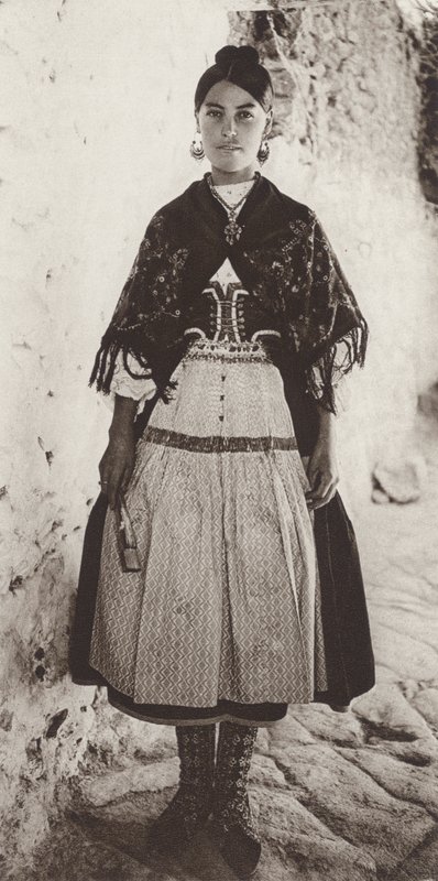 Spanien: Lagartera kostume, provinsen Toledo (s/h foto) af Kurt Hielscher
