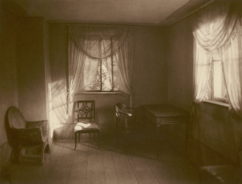 Weimar, aftensolstråle i Goethes arbejdsværelse i havehuset; Weimar, Aftensolen i Goethes arbejdsværelse i sommerhuset (s/h foto) af Kurt Hielscher