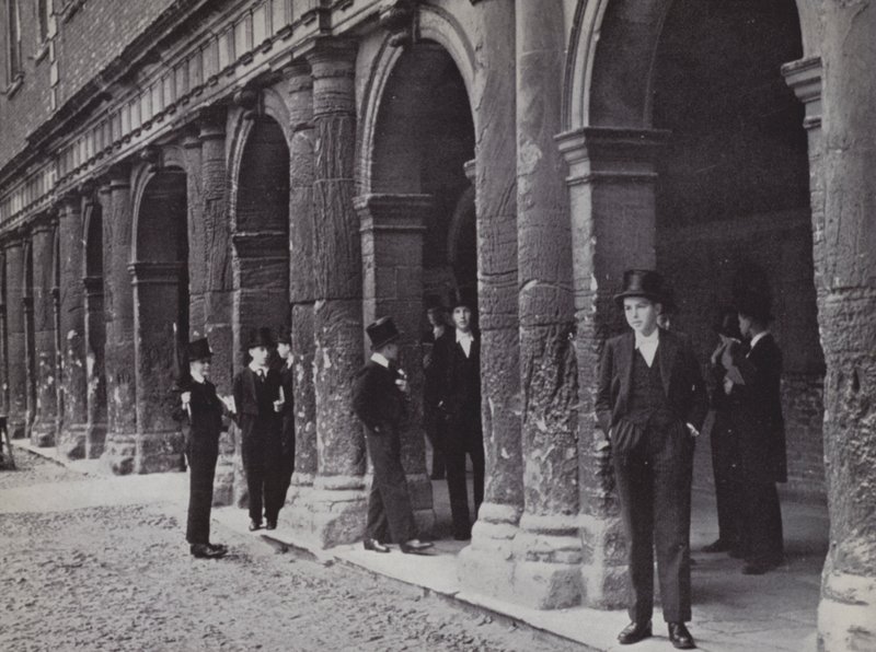 Udenfor Chambers, Eton, venter på, at mestrene kommer ud (s/h-billede) af Laszlo Moholy Nagy