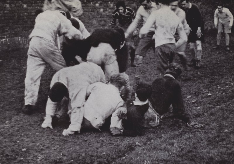 The Wall Game, Eton (s/h foto) af Laszlo Moholy Nagy