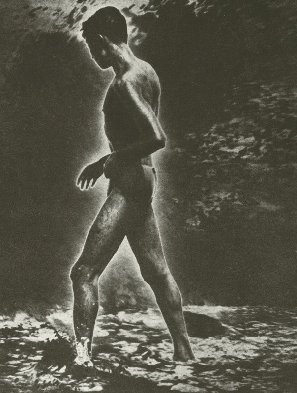 Dreng og bølge (s/h foto) af Lionel Wendt