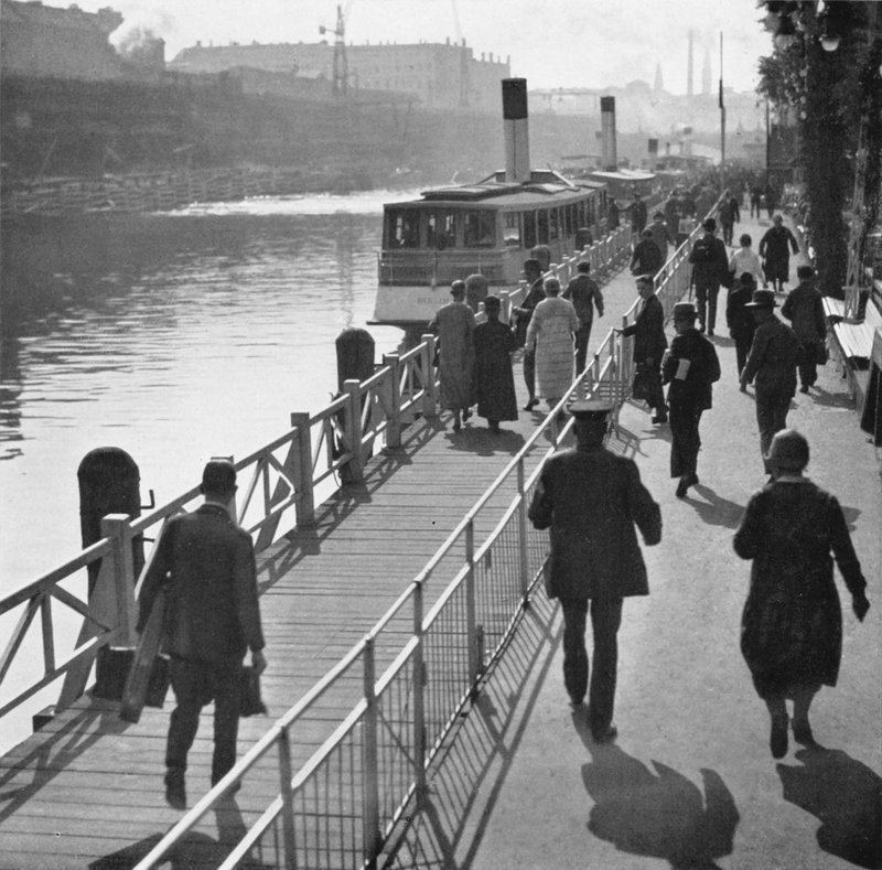 Berlin: An der Jannowitzbrucke; Jannowitz-broen (s/h-billede) af Mario Bucovich