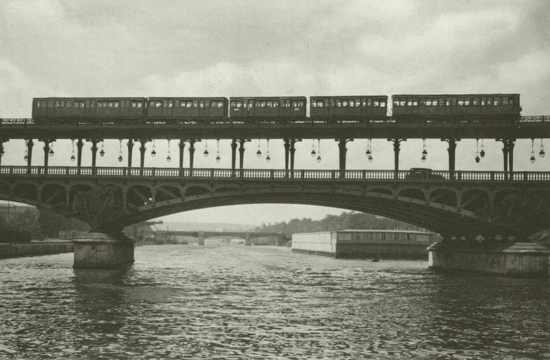 Paris: Pont de Passy (s/h foto) af Mario Bucovich