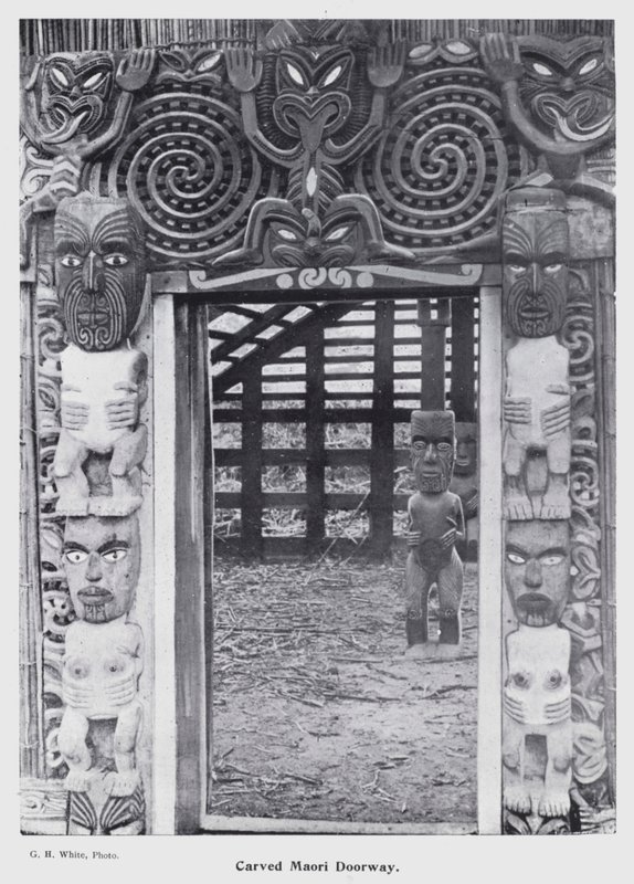 New Plymouth, New Zealand: Udskåret Maori Doorway (s/h foto) af New Zealand Photographer