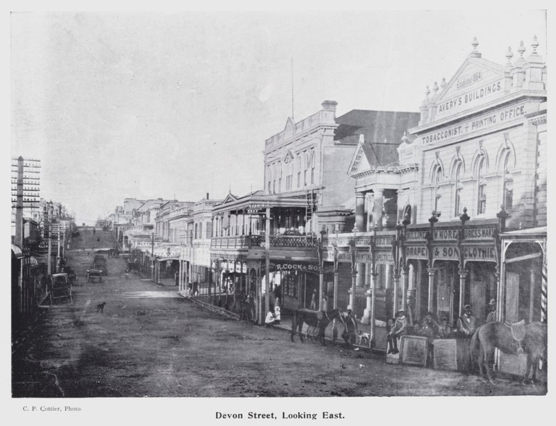New Plymouth, New Zealand: Devon Street, Looking East (s/h-billede) af New Zealand Photographer
