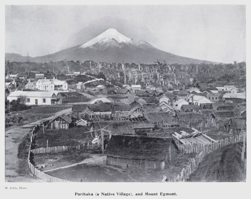 New Plymouth, New Zealand: Parihaka, en indfødt landsby og Mount Egmont (s/h foto) af New Zealand Photographer