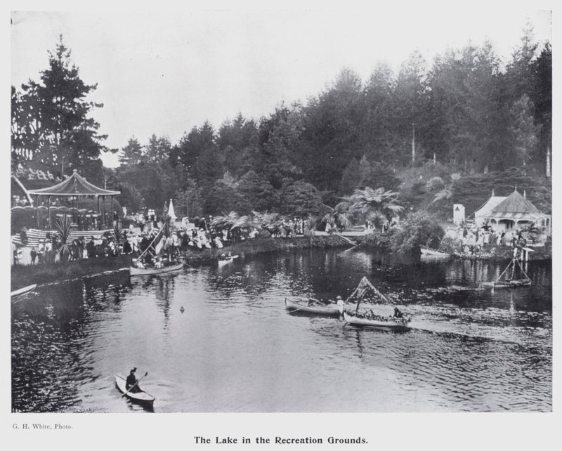 New Plymouth, New Zealand: The Lake in the Recreation Grounds (s/h-billede) af New Zealand Photographer