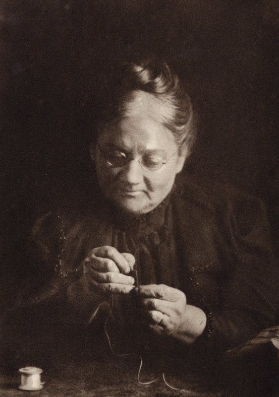 "At tråde nålen" (s/h-foto) af Nichol Elliot