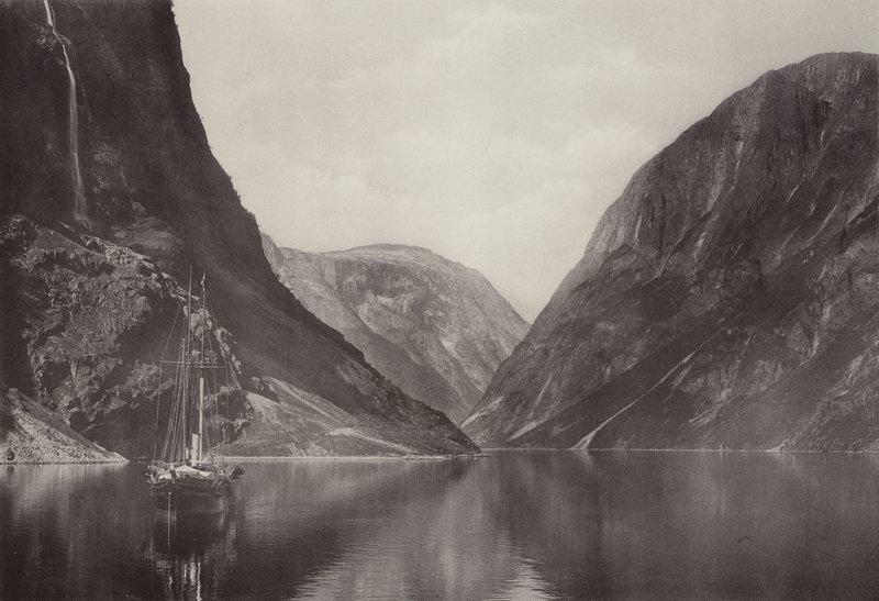 Næroyfjorden fra Vikingvang Hotel (s/h foto) af Norwegian Photographer