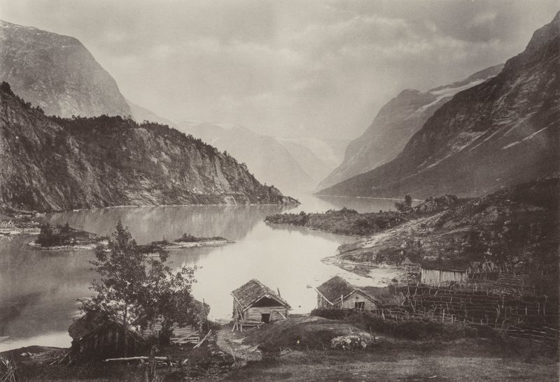 Udsigt over Loen Sø, Nordfjord (s/h foto) af Norwegian Photographer