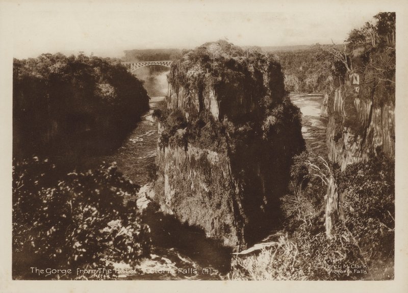 The Gorge from the Hotel, Victoria Falls (s/h foto) af Percy M. Clark