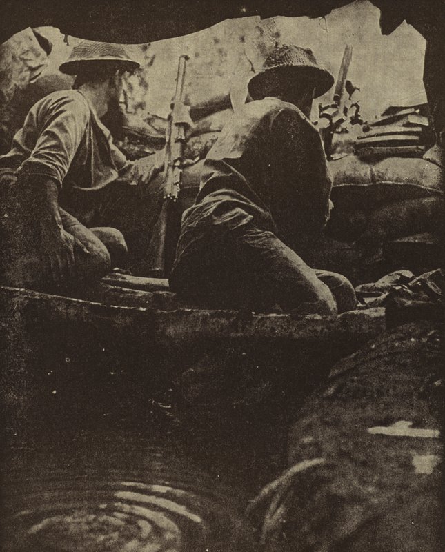 Australske soldater i en vandfyldt riffelgrav, Sanananda, New Guinea, Anden Verdenskrig af Photographer Australian