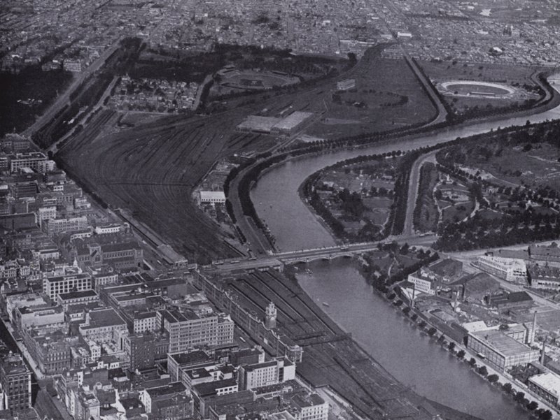 Melbourne: En luftfoto af Jolimont Railway Yards og floden Yarra, der viser en lille del af byen og Richmond i det fjerne (s/h foto) af Photographer Australian