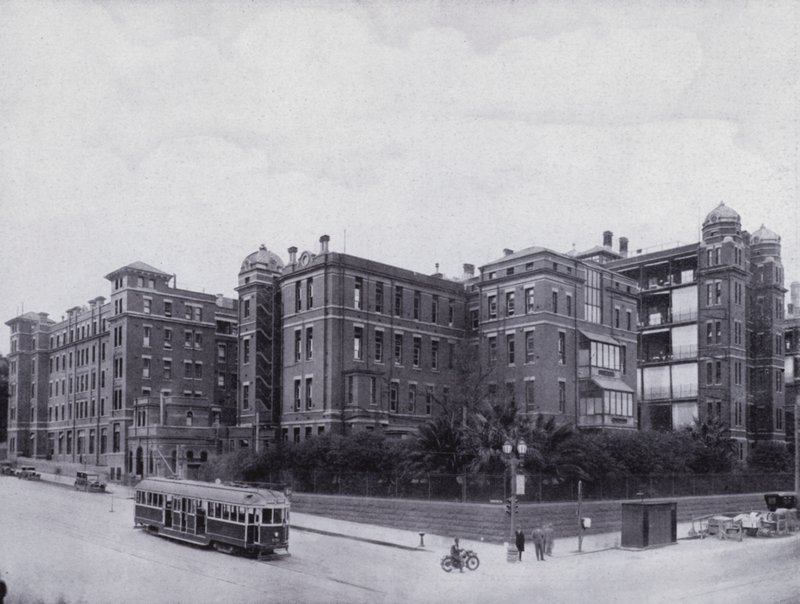 Melbourne Hospital, fra krydset mellem Swanston og Lonsdale Streets (s/h foto) af Photographer Australian