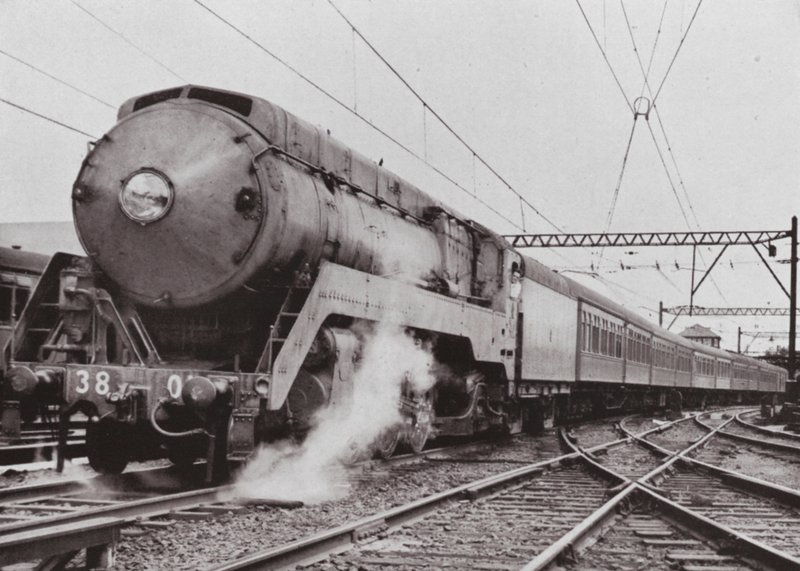 Et af de seneste lokomotiver, der trækker den berømte Sydney-Newcastle "Flyer" (s/h foto) af Photographer Australian