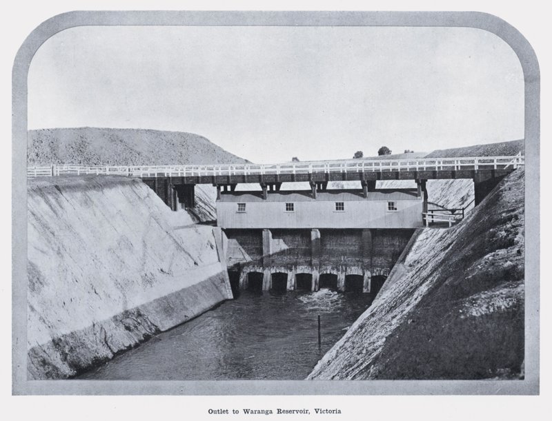 Outlet til Waranga Reservoir, Victoria (s/h foto) af Photographer Australian