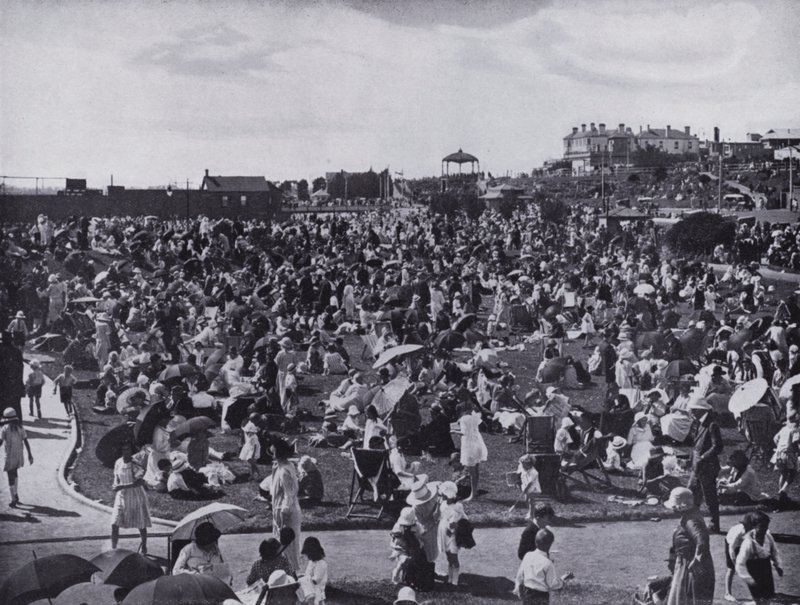 St Kilda Beach, Melbournes populære badeby, viser græsplænerne (s/h foto) af Photographer Australian